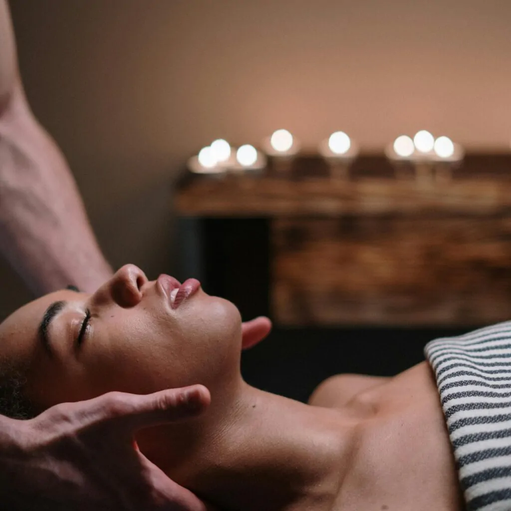 Geniet samen van een unieke Japanse Headspa-ervaring. Deze behandeling is speciaal ontworpen voor een volwassene en kind, zodat jullie samen kunnen ontspannen en de hoofdhuid kunnen laten verzorgen.