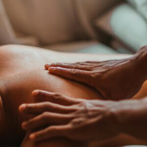 Deze massage richt zich specifiek op het verlichten van spanning in het hoofd, de nek en de rug. Door gerichte technieken worden pijnlijke spieren verzacht en wordt stress verminderd, wat resulteert in diepe ontspanning.