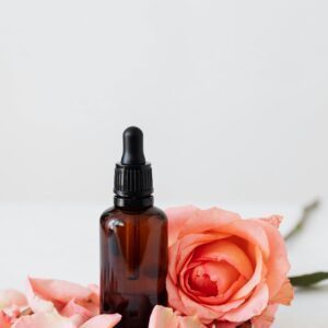 Deze unieke massage maakt gebruik van warme Thaise kruidenstempels die worden aangebracht op gespannen spieren om pijn te verlichten en de doorbloeding te verbeteren. De combinatie van kruiden en massage zorgt voor diepe ontspanning en revitalisatie.