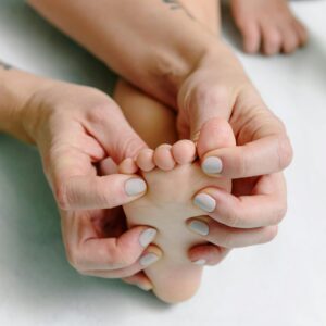 De kindermassage is speciaal ontworpen voor jonge kinderen om hen op een zachte en veilige manier te helpen ontspannen. Het is een milde massage die helpt bij het verminderen van spanning en het bevorderen van rust en welzijn.