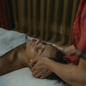 Geniet van een luxe Japanse Headspa behandeling die gericht is op ontspanning van de hoofdhuid en het haar. Deze unieke spa-ervaring combineert massage en verzorging voor een gezonde hoofdhuid en glanzend haar.