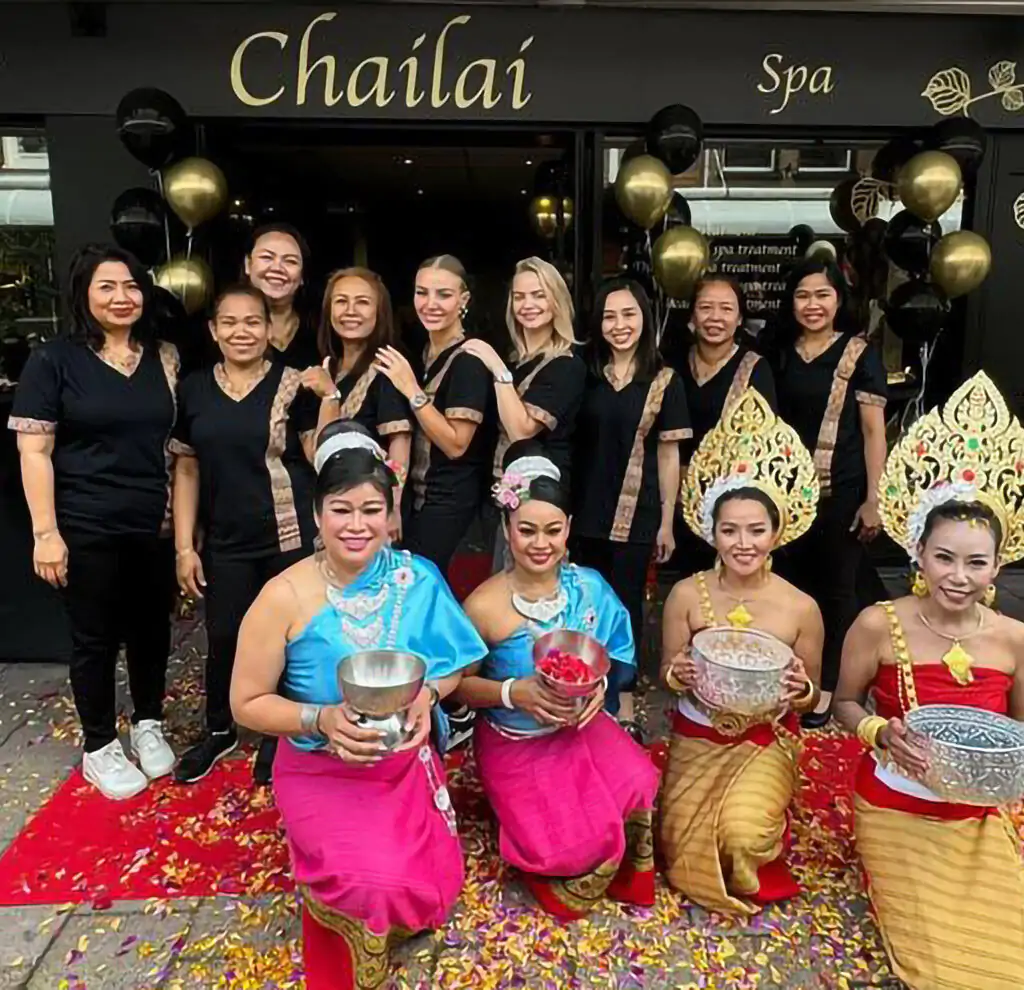 Thaise masseuse voert traditionele massage uit in Chailai-salon, ontspannen sfeer met zachte verlichting en comfortabele behandelstoel.