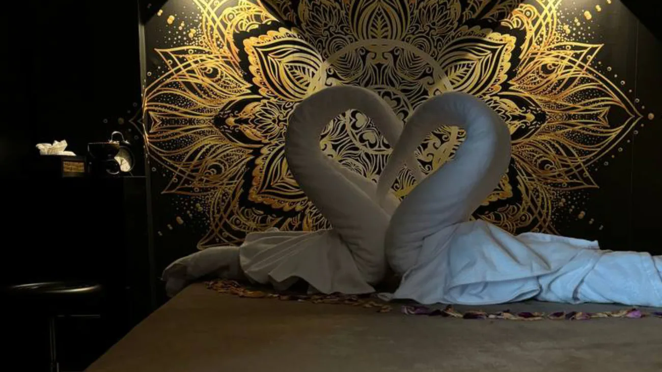 Duo massage bij Thaimassage Chailai, twee klanten genieten van een ontspannende sessie onder deskundige handen van ervaren masseuses.
