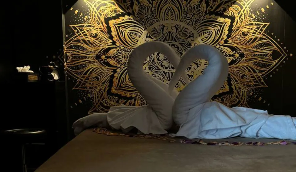 Duo massage bij Thaimassage Chailai, twee klanten genieten van een ontspannende sessie onder deskundige handen van ervaren masseuses.