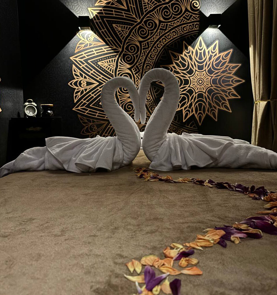 Ervaren Thaise masseuse biedt aromatherapie aan klant in rustige, hygiënische behandelkamer van Chailai, gespecialiseerd in ontspanningstechnieken.